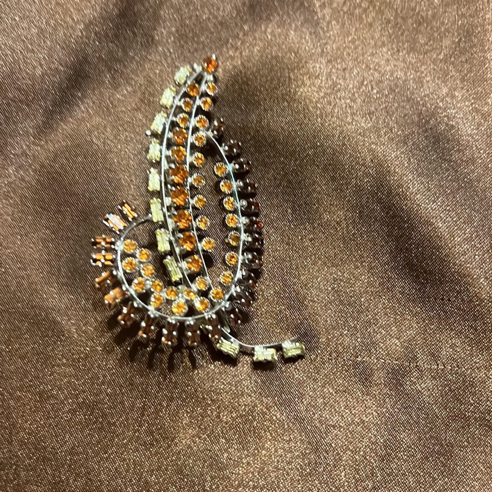 Elegant Silver tone and Gold tone Leaf Brooch - Picture 3 of 7